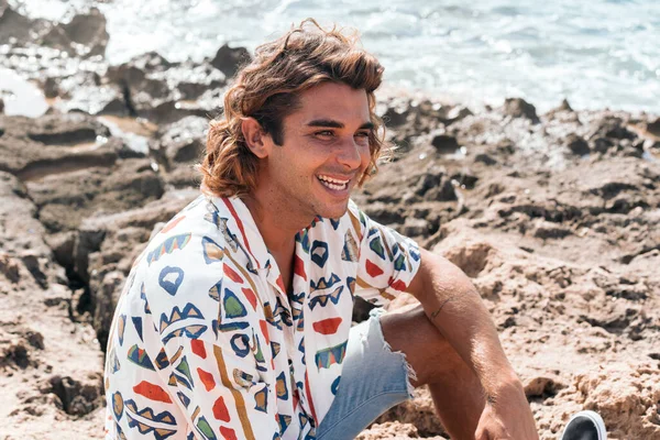 Young Caucasian Man Relaxing Beach Walking Rocks — Stock Photo, Image