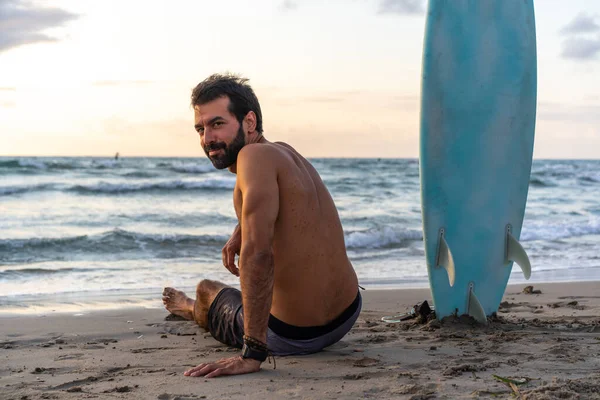 Jeune Homme Caucasien Lever Tôt Pour Faire Surf Lever Soleil — Photo