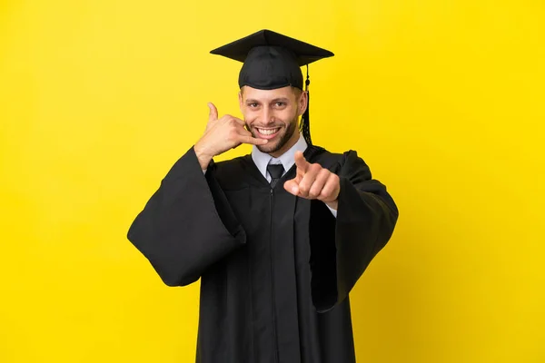 Junger Universitätsabsolvent Kaukasischer Mann Isoliert Auf Gelbem Hintergrund Macht Handygeste — Stockfoto