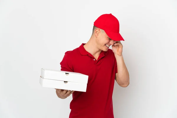 Pizzabote Arbeitsuniform Nimmt Pizzakartons Isoliert Auf Weißem Hintergrund Lachend Entgegen — Stockfoto