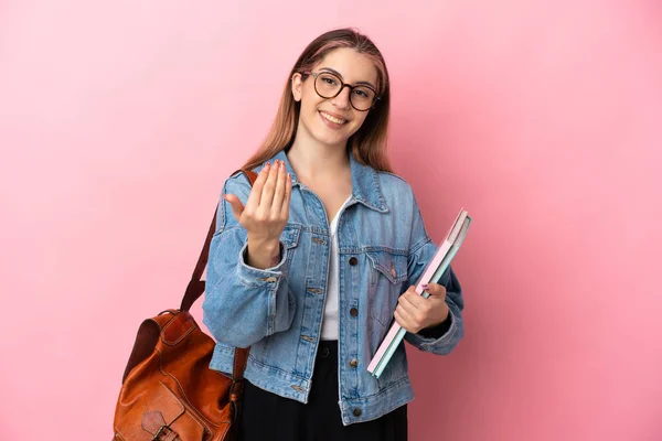 Jovem Estudante Caucasiana Isolada Sobre Fundo Rosa Convidando Para Vir — Fotografia de Stock