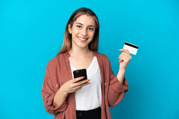 Νεαρή Καυκάσια Γυναίκα Απομονωμένη Μπλε Φόντο Αγοράζοντας Κινητό Πιστωτική Κάρτα — Φωτογραφία Αρχείου