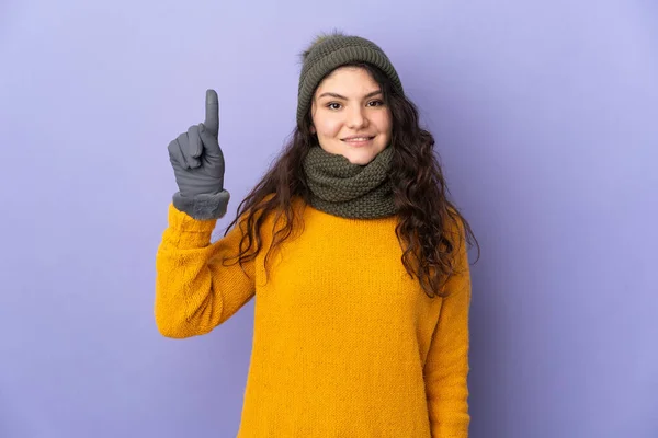俄罗斯少女 头戴紫色背景的冬帽 提出了一个伟大的想法 — 图库照片