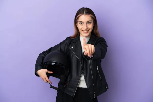 Joven Mujer Caucásica Sosteniendo Casco Motocicleta Aislado Sobre Fondo Púrpura —  Fotos de Stock