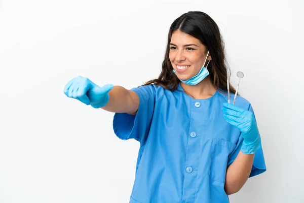 Mujer Dentista Sosteniendo Herramientas Sobre Fondo Blanco Aislado Dando Gesto —  Fotos de Stock