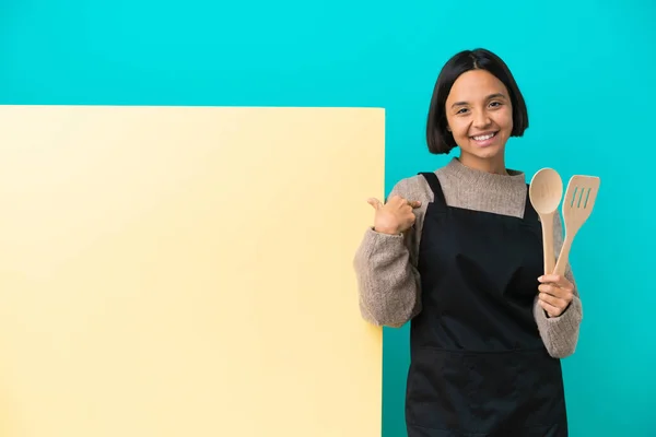 Junge Gemischte Köchin Mit Einem Großen Plakat Auf Blauem Hintergrund — Stockfoto