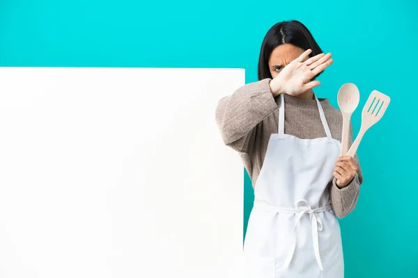 Junge Gemischte Köchin Mit Einem Großen Plakat Auf Blauem Hintergrund — Stockfoto