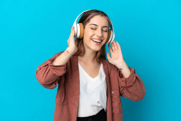 Młoda Kaukaska Kobieta Odizolowana Niebieskim Tle Słucha Muzyki Śpiewa — Zdjęcie stockowe