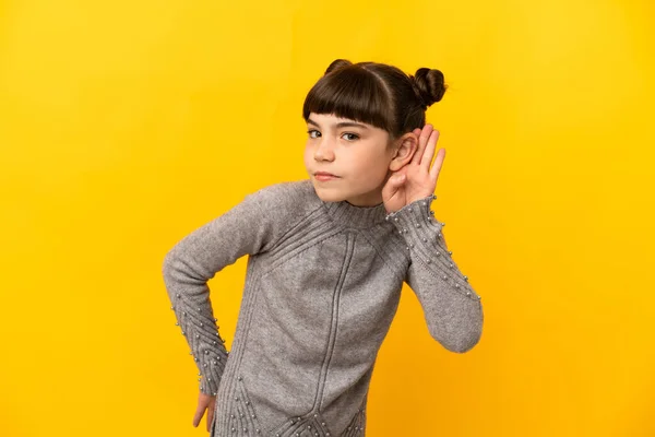 Pequeña Chica Caucásica Aislada Sobre Fondo Amarillo Escuchando Algo Poniendo —  Fotos de Stock