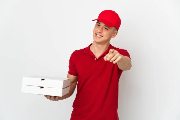 身穿工作服的必胜客拿起被白色背景隔开的披萨盒 满脸喜色地指着前方 — 图库照片