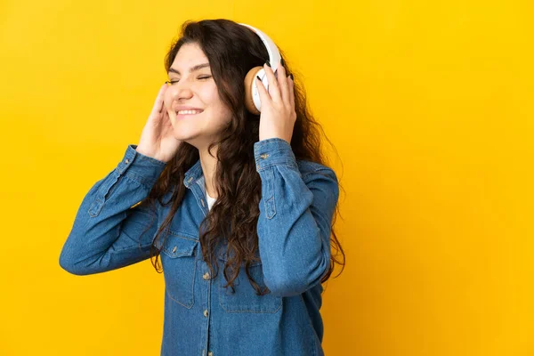 Adolescente Rusa Chica Aislado Amarillo Fondo Escuchar Música Cantar —  Fotos de Stock