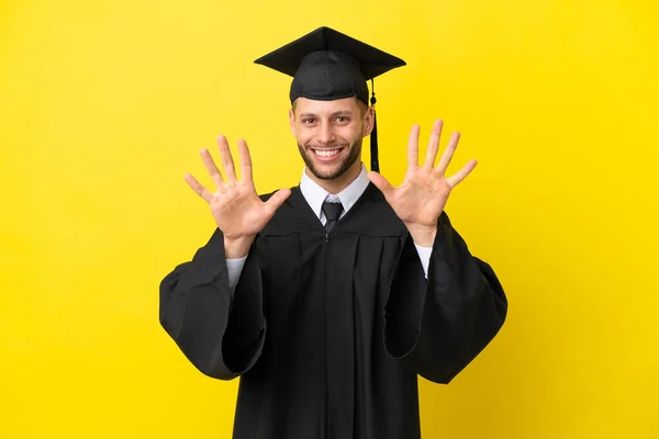 Νεαρός Απόφοιτος Πανεπιστημίου Καυκάσιος Άνδρας Απομονωμένος Κίτρινο Φόντο Μετρώντας Δέκα — Φωτογραφία Αρχείου