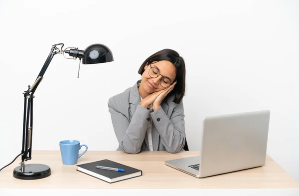 Joven Mujer Raza Mixta Negocios Trabajando Oficina Haciendo Gesto Del — Foto de Stock