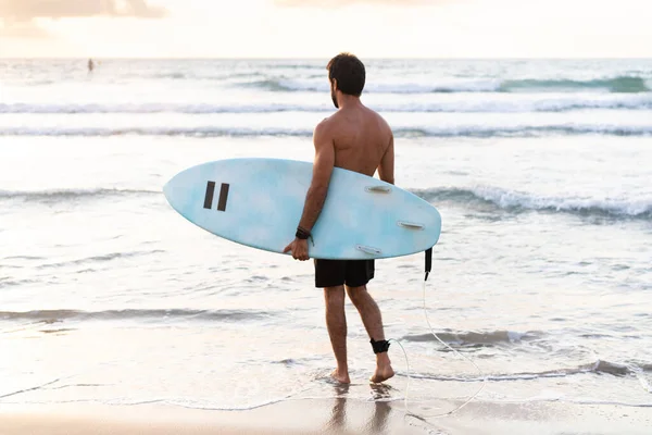 Joven Caucásico Hombre Levantarse Temprano Hacer Surf Amanecer —  Fotos de Stock