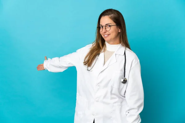 Brasilianische Ärztin Mittleren Alters Isoliert Auf Blauem Hintergrund Die Hände — Stockfoto