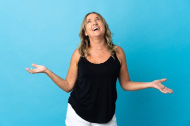 Orta yaşlı, soyutlanmış, sırıtan sarışın bir kadın.