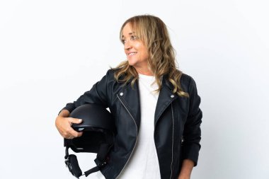 İzole edilmiş beyaz arka plan üzerinde orta yaşlı motorcu görünümlü