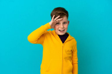 Mavi arka planda izole edilmiş küçük kızıl çocuk bir şey fark etti ve çözüme niyetlendi.