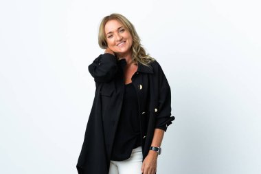 Orta yaşlı sarışın kadın soyutlanmış beyaz arka planda gülüyor.