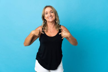 Yüzünde sürpriz bir ifade olan orta yaşlı sarışın bir kadın.