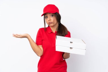 Bir şeyi anlamadığı için mutsuz olan izole edilmiş beyaz arka planda genç pizza teslimatçısı kız.