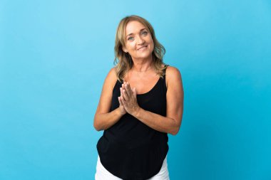 Orta yaşlı sarışın kadın soyutlanmış bir arka plan entrikası kuruyor.