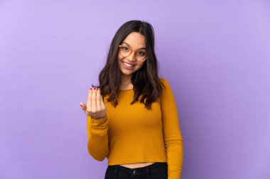 Mor arka planda izole edilmiş genç bir ırk kadını davet ediyor. Gelmene sevindim.