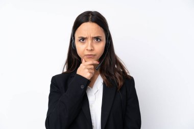 Beyaz arka planda izole edilmiş genç pazarlamacı kadın