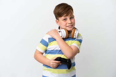 Küçük kızıl saçlı çocuk beyaz arka planda izole edilmiş bir oyun tahtası tutuyor. Çabaladığı için omuz ağrısı çekiyor.