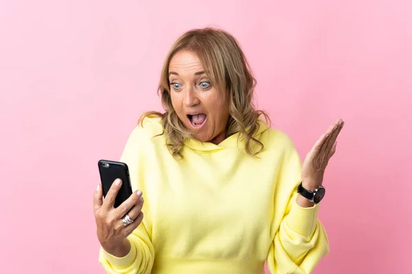 Средневековая Блондинка Изолированном Розовом Фоне Смотрит Камеру Используя Мобильный Телефон — стоковое фото