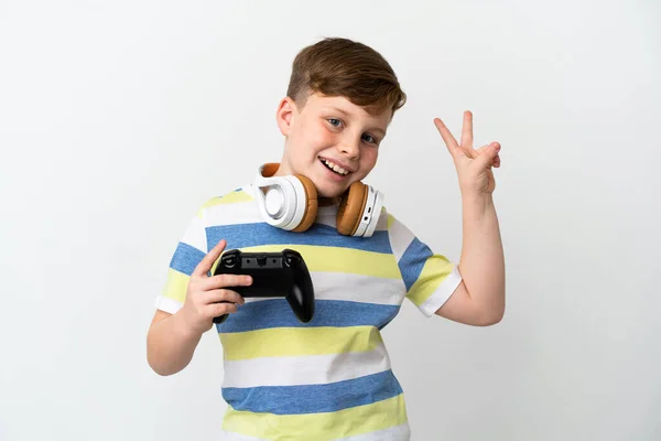 Маленький Рудий Хлопчик Тримає Ігровий Майданчик Ізольований Білому Тлі Посміхаючись — стокове фото