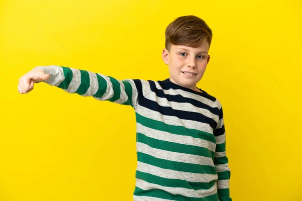 Malý Ryšavý Chlapec Izolované Žlutém Pozadí Dává Palce Nahoru Gesto — Stock fotografie