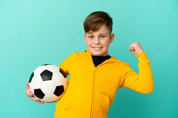 Kleine Roodharige Jongen Geïsoleerd Blauwe Achtergrond Met Voetbal Vieren Van — Stockfoto