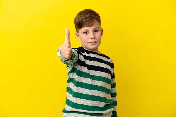 Pequeño Pelirrojo Aislado Sobre Fondo Amarillo Estrechando Las Manos Para —  Fotos de Stock