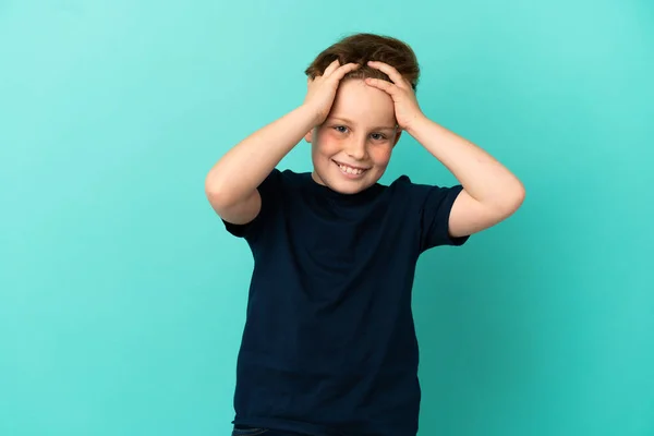 Pequeño Pelirrojo Aislado Sobre Fondo Azul Riendo —  Fotos de Stock