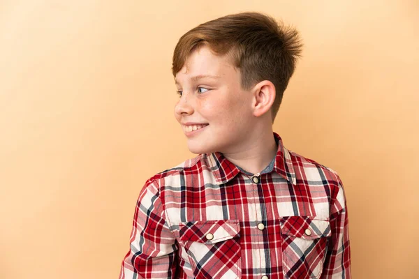 Kleine Roodharige Jongen Geïsoleerd Beige Achtergrond — Stockfoto