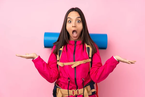 Giovane Ragazza Alpinista Con Grande Zaino Sfondo Rosa Isolato Con — Foto Stock