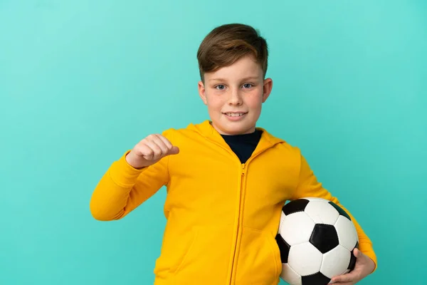 Roodharige Kind Spelen Voetbal Geïsoleerd Blauwe Achtergrond Trots Zelfvoldaan — Stockfoto