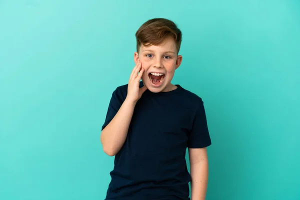 Little Redhead Boy Isolated Blue Background Surprise Shocked Facial Expression — Stock Photo, Image