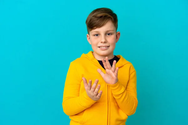 Little Redhead Boy Isolated Blue Background Applauding Presentation Conference — Stock Photo, Image