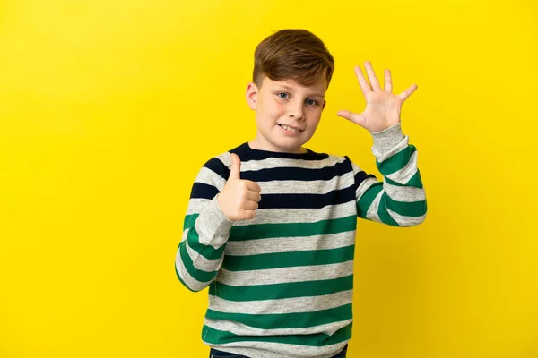 Pequeño Pelirrojo Aislado Sobre Fondo Amarillo Contando Seis Con Los — Foto de Stock