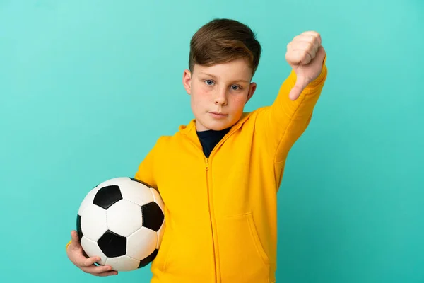Roodharige Kind Spelen Voetbal Geïsoleerd Blauwe Achtergrond Tonen Duim Naar — Stockfoto