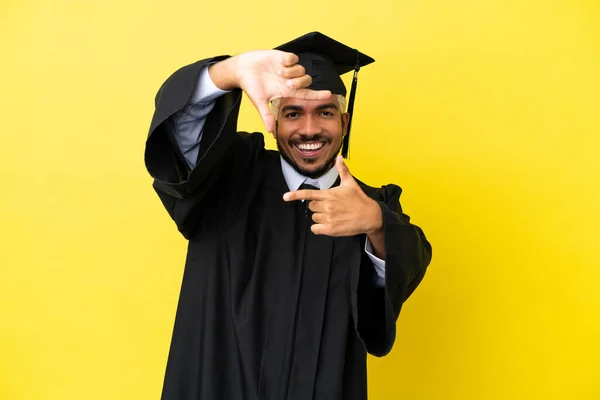 Junger Kolumbianischer Universitätsabsolvent Isoliert Auf Gelbem Hintergrund Mit Fokussiertem Gesicht — Stockfoto