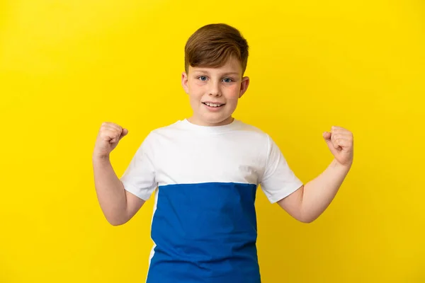 Petit Rousse Isolé Sur Fond Jaune Célébrant Une Victoire Position — Photo