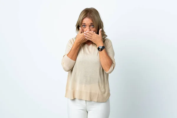 Middelbare Leeftijd Blonde Vrouw Geïsoleerde Witte Achtergrond Bedekken Mond Met — Stockfoto