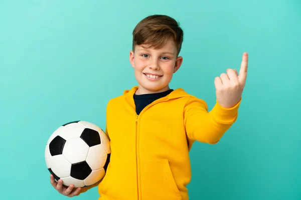 Roodharige Kind Spelen Voetbal Geïsoleerd Blauwe Achtergrond Doen Komende Gebaar — Stockfoto