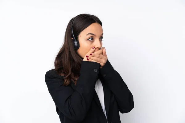 Young Telemarketer Woman Isolated White Background Covering Mouth Looking Side — Stock Photo, Image