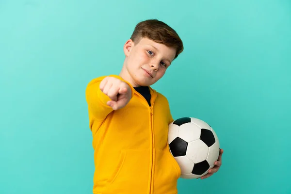 Roodharige Kind Spelen Voetbal Geïsoleerd Blauwe Achtergrond Wijzen Voorkant Met — Stockfoto