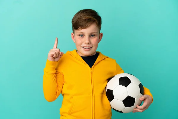 Roodharige Kind Spelen Voetbal Geïsoleerd Blauwe Achtergrond Van Plan Oplossing — Stockfoto