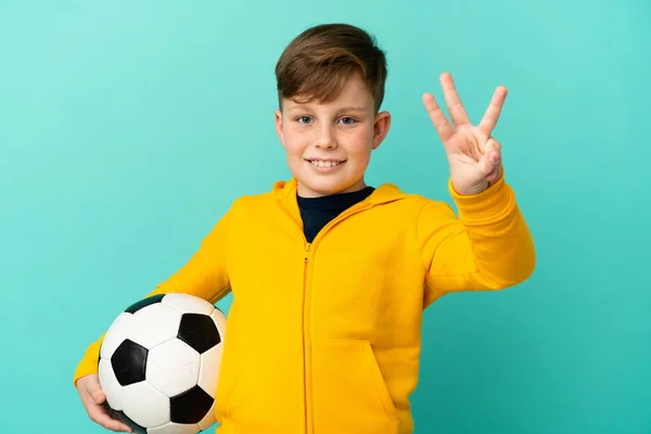 Roodharige Kind Spelen Voetbal Geïsoleerd Blauwe Achtergrond Gelukkig Tellen Drie — Stockfoto